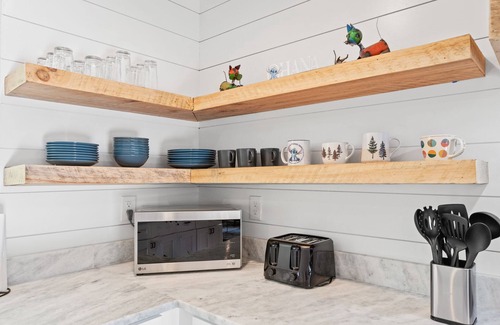 Scaly Mountain Otro | Scaly Mtn/Highlands Modern NC Farmhouse-6.5 AC 2 Creeks