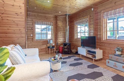 Menai Bridge Casa | Scandi Cabin in Heart of Anglesey with Parking