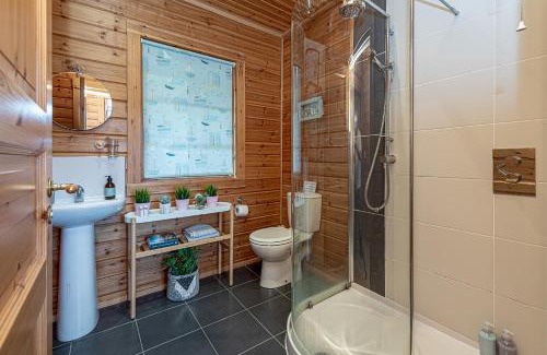 Menai Bridge Casa | Scandi Cabin in Heart of Anglesey with Parking