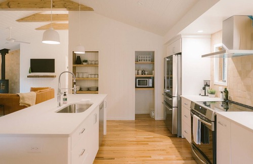 Lansing Cabina | Scandi Cabin on 105 acres: Views/Hot Tub/Sauna/EV, PWR+WTR