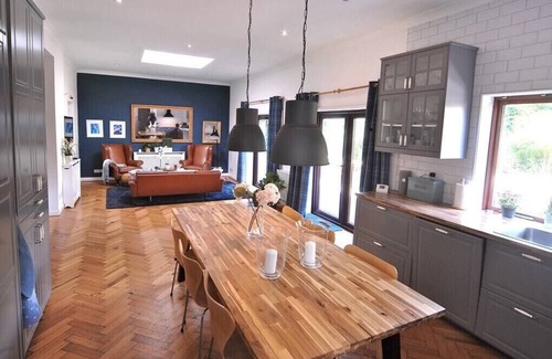 Epsom Casa | Scandi-Style 4B Bungalow Large Garden and Parking
