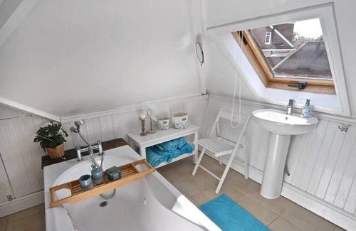 Epsom Casa | Scandi-Style 4B Bungalow Large Garden and Parking