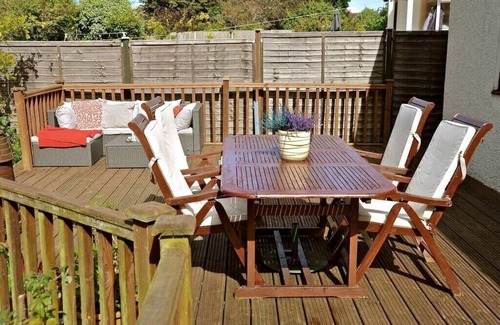 Epsom Casa | Scandi-Style 4B Bungalow Large Garden and Parking