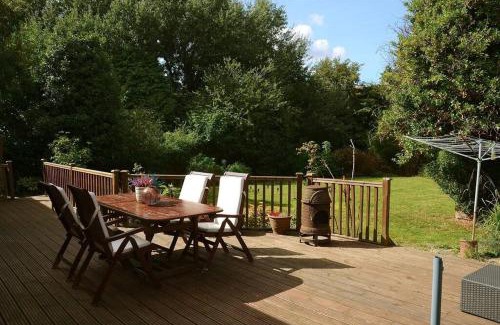 Epsom Casa | Scandi-Style 4B Bungalow Large Garden & Parking