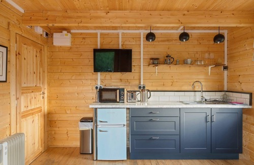 Littleham Cabina | Scandi-Style Cabin in Bideford, Private Parking