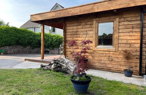 Littleham Cabina | Scandi-Style Cabin in Bideford, Private Parking
