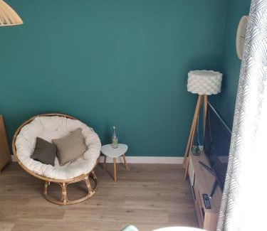 Saint-Brieuc Apartamento | Scandinave - proche gare & centre-ville - stationnement - cour intérieure table & chaises