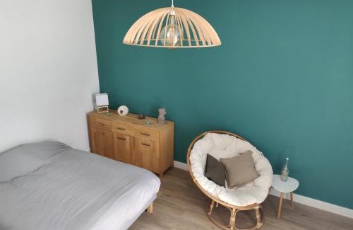 Saint-Brieuc Apartamento | Scandinave - proche gare & centre-ville - stationnement - cour intérieure table & chaises