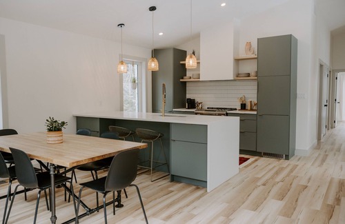 Stokes Bay Cabina | Scandinavian Cozy Cabin in the Woods