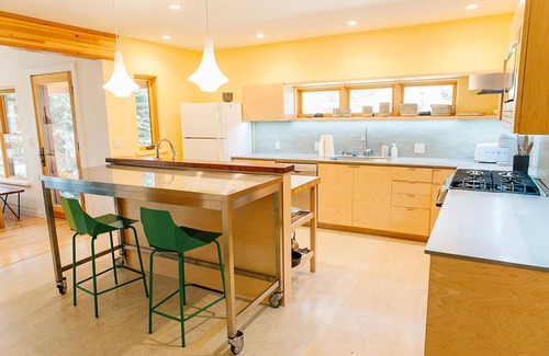 Soda Springs Cabina | Scandinavian Style 3-bedroom cabin in delightful Soda Springs with WiFi