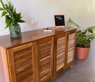 Carate Casa | Scarlet House