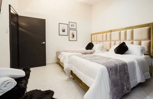 Lalinde Casa | Scarlet house with 8 bedrooms in Lleras park