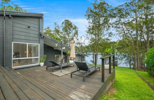 Avoca Beach Casa | Scenic 4-Bed Lake House 5-min Walk to Avoca Beach
