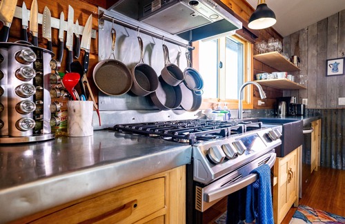 Victor Casa | Scenic 4 Bedroom Mountain Home with AC+Fenced Yard