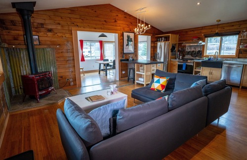 Victor Casa | Scenic 4 Bedroom Mountain Home with AC+Fenced Yard