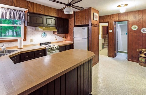 White Lake Cabaña | Scenic 4BR Lake View Cottage