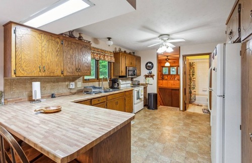 White Lake Cabaña | Scenic 4BR Lake View Cottage