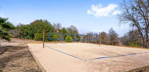 Manor Casa | Scenic 5-Acre Retreat with Hot Tub Pool & Game Room