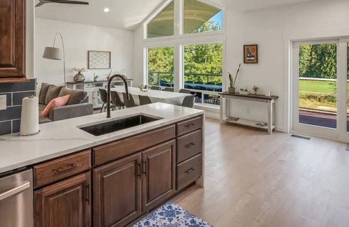 Sandpoint Casa | Scenic 5BR Overlooking Golf Course and Mountains