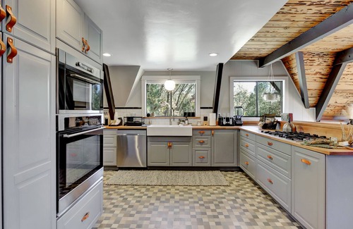 Grass Valley Chalet De Esquí | Scenic A-frame - Hot Tub, Basketball Court, Treehouse, Outdoor theater!