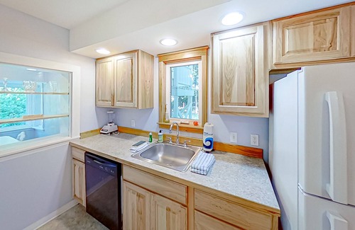 Frankfort Cabaña | Scenic and updated stay near the lake with a firepit, & basketball court access