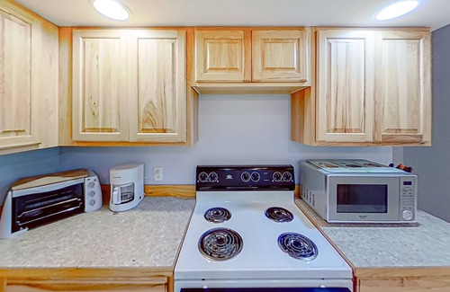 Frankfort Cabaña | Scenic and updated stay near the lake with a firepit, & basketball court access
