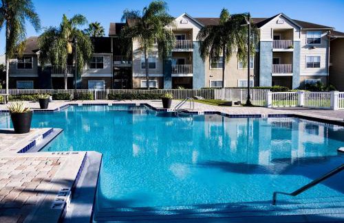 Trailer Estates Apartamento | Scenic and vibrant 1BR with Balcony Gym Pool