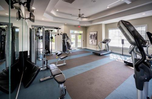 Trailer Estates Apartamento | Scenic and vibrant 1BR with Balcony Gym Pool