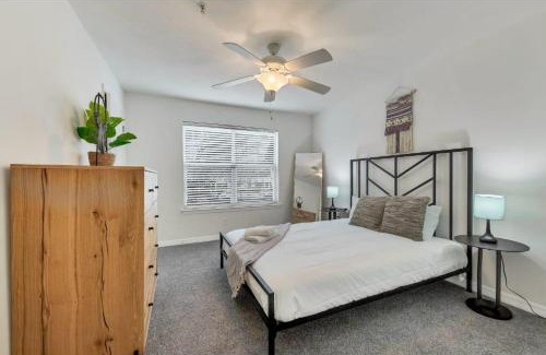 Trailer Estates Apartamento | Scenic and vibrant 1BR with Balcony Gym Pool