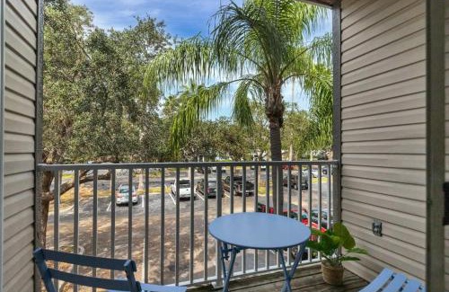 Trailer Estates Apartamento | Scenic and vibrant 1BR with Balcony Gym Pool