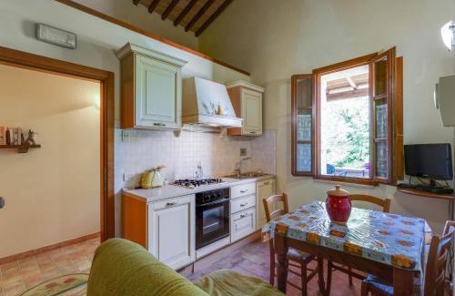 Casole d'Elsa Apartamento | Scenic Apartment in Casole d'Elsa with Pool