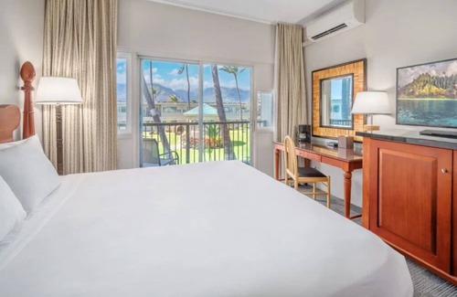 Kahului Hotel | Scenic Beachfront Room with Access to Local Shops | Breathtaking Sunset
