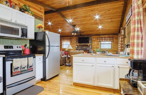 Robbinsville Cabina | Scenic Cabin Retreat w/ Porch, Firepit & Views