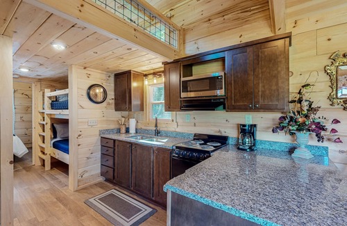 Mars Hill Cabina | Scenic cabin w/ private hot tub, amazing views, & covered porch. Nearby Skiing