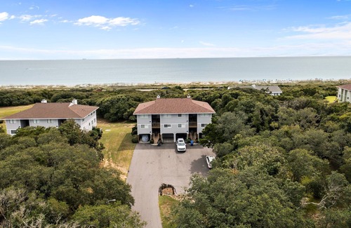 Caswell Beach Condominio | Scenic Caswell Beach! 3 Mins to Beach & Pool. Clean + Conveniently Located
