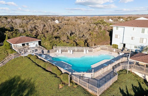 Caswell Beach Condominio | Scenic Caswell Beach! 3 Mins to Beach & Pool. Clean + Conveniently Located