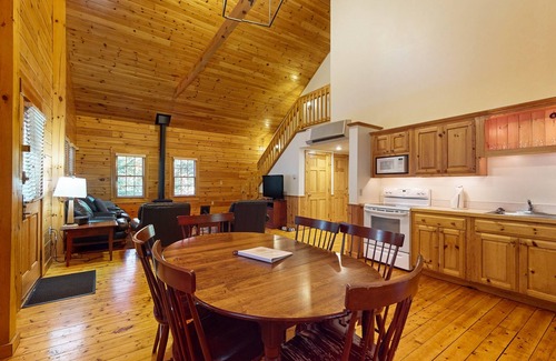 Northport Cabina | Scenic dog-friendly cabin with kitchen, AC, firepit, WiFi & nearby hiking