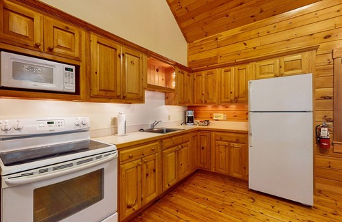 Northport Cabina | Scenic dog-friendly cabin with kitchen, AC, firepit, WiFi & nearby hiking