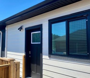 Langford Casa | Scenic Equipped Detached Private Westhills Carriage Home In Langford