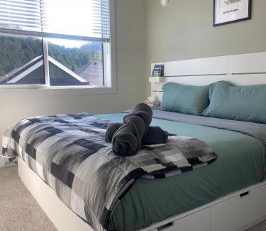Langford Casa | Scenic Equipped Detached Private Westhills Carriage Home In Langford