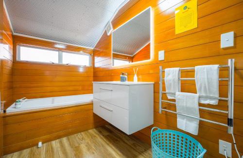 Whangarei Casa | Scenic Escape with Stunning Sea Views in Raumanga