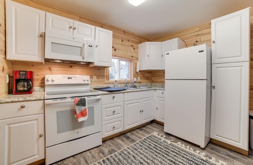 Oscoda Cabaña | Scenic 'Evan's Hideaway' Steps to Lake Huron!