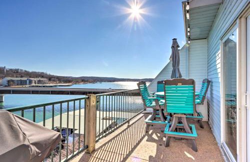 Camdenton Apartamento | Scenic Family Condo with Game Room and Boat Dock!