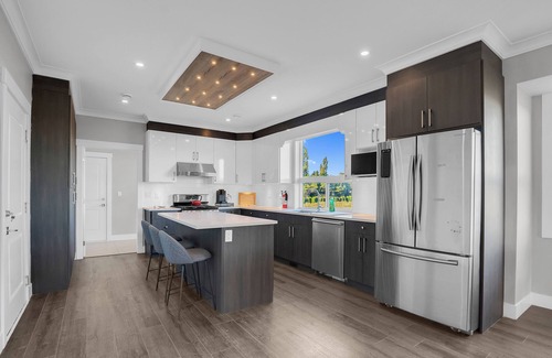 Surrey Otro | Scenic Farmhouse Retreat with Expansive Living Space & Panoramic Views