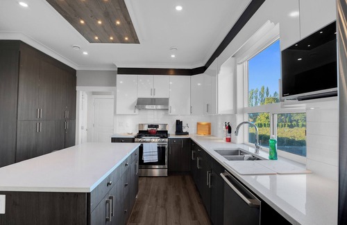 Surrey Otro | Scenic Farmhouse Retreat with Expansive Living Space & Panoramic Views