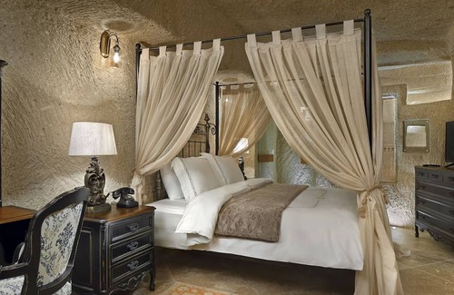 Mustafapasa Hotel | Scenic Garden Cave Suite with Lush Surroundings | Free Parking w/ Outdoor Pool