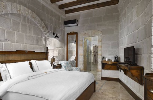 Mustafapasa Hotel | Scenic Garden Cave Suite with Lush Surroundings | Free Parking w/ Outdoor Pool