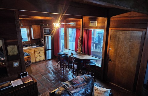 Pinon Hills Cabina | Scenic Getaway - Rustic Cabin - Mountain Ridge