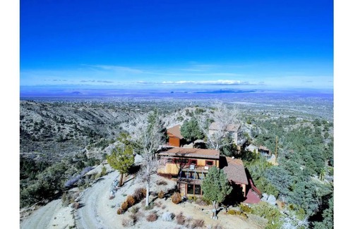 Pinon Hills Cabina | Scenic Getaway - Rustic Cabin - Mountain Ridge