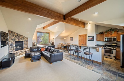 Highland Estates Casa | Scenic Getaway with Entertainment Haven: 5 BR 5 BA